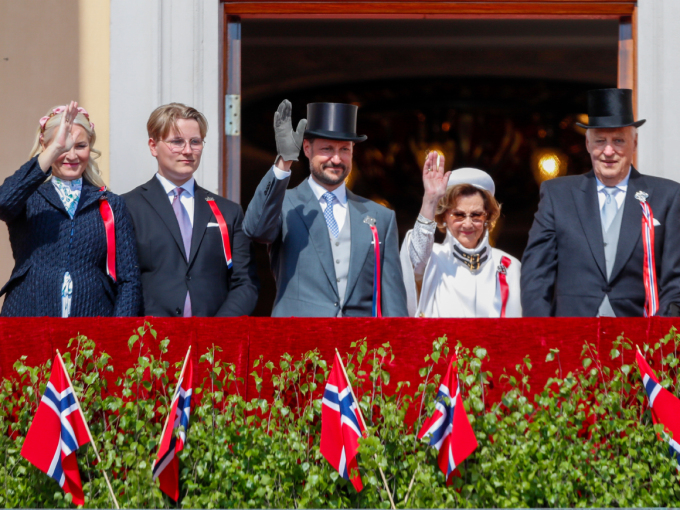 The Royal Family greets the children’s parade from the Palace Balcony. Photo: Frederik Ringnes / NTB